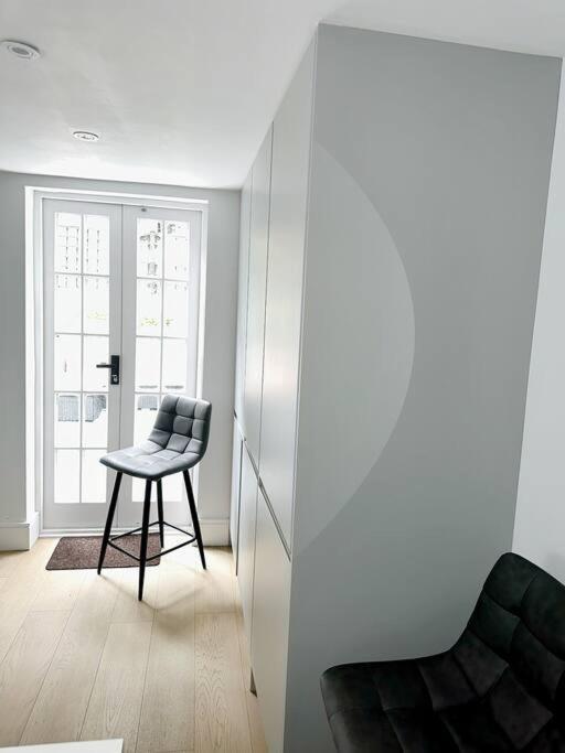 Londwell, Luxe And Leaves, Chelsea Flat With Private Garden Apartman London Kültér fotó